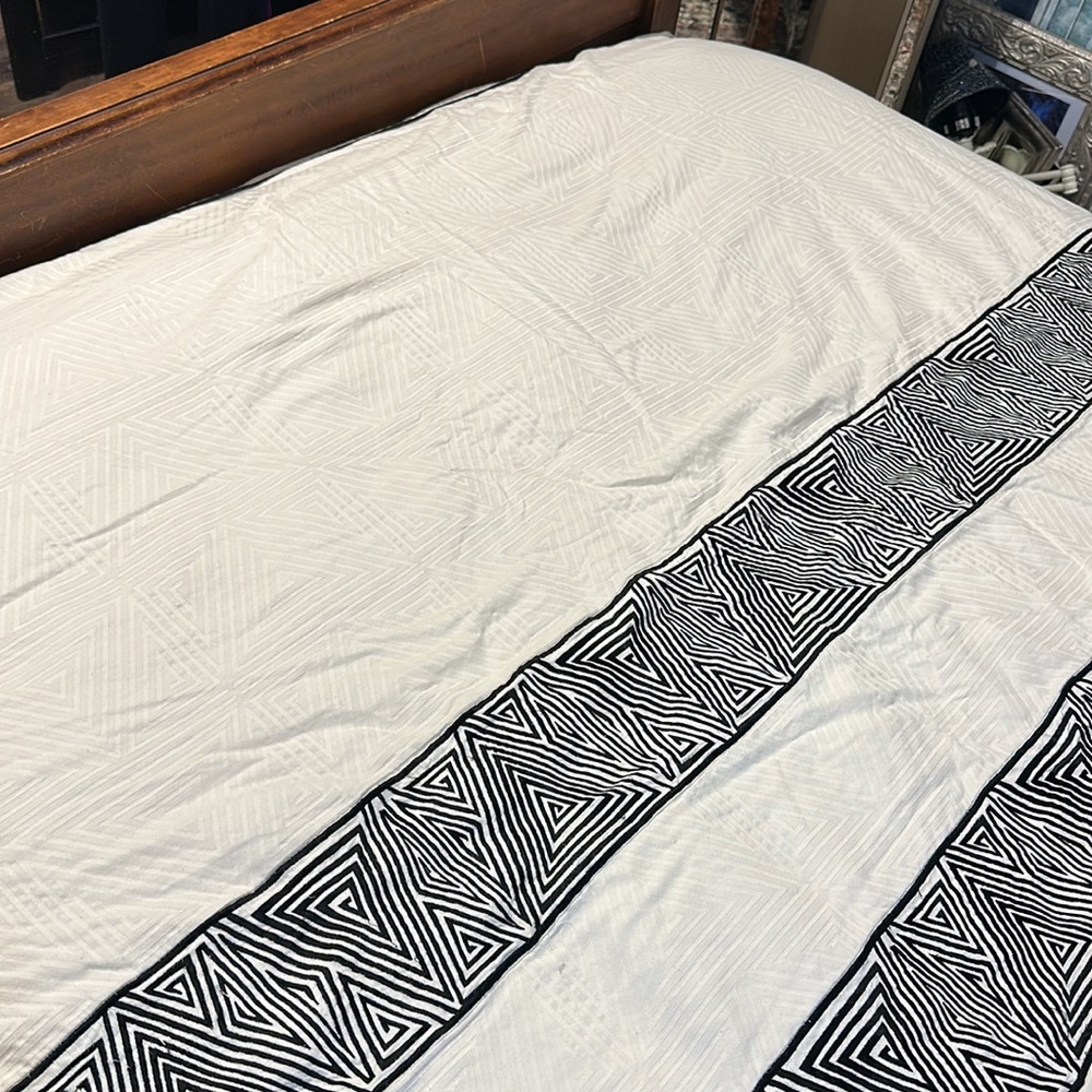 Catherine Malandrino Optic Cream / Black Queen Duvet Cover / Comforter / Blanket - Picture 3 of 8